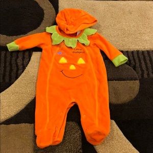 Pumpkin costume for baby in size 3 months.